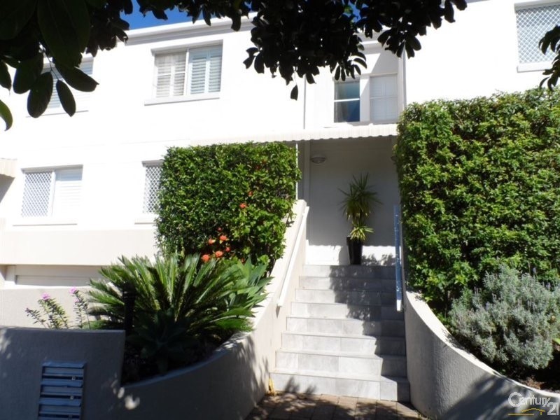 4 Orvieto Ave, Mermaid Waters QLD 4218