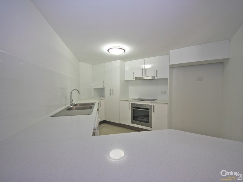 4/11 Hooker Boulevard, Broadbeach Waters QLD 4218