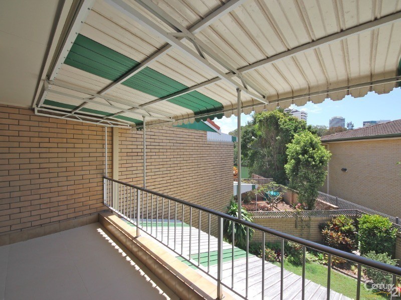 4/11 Hooker Boulevard, Broadbeach Waters QLD 4218