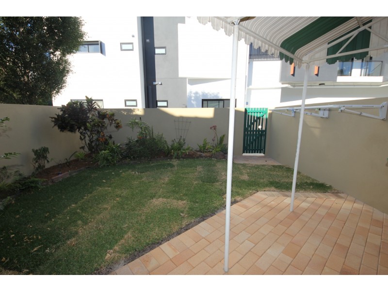 4/11 Hooker Boulevard, Broadbeach Waters QLD 4218