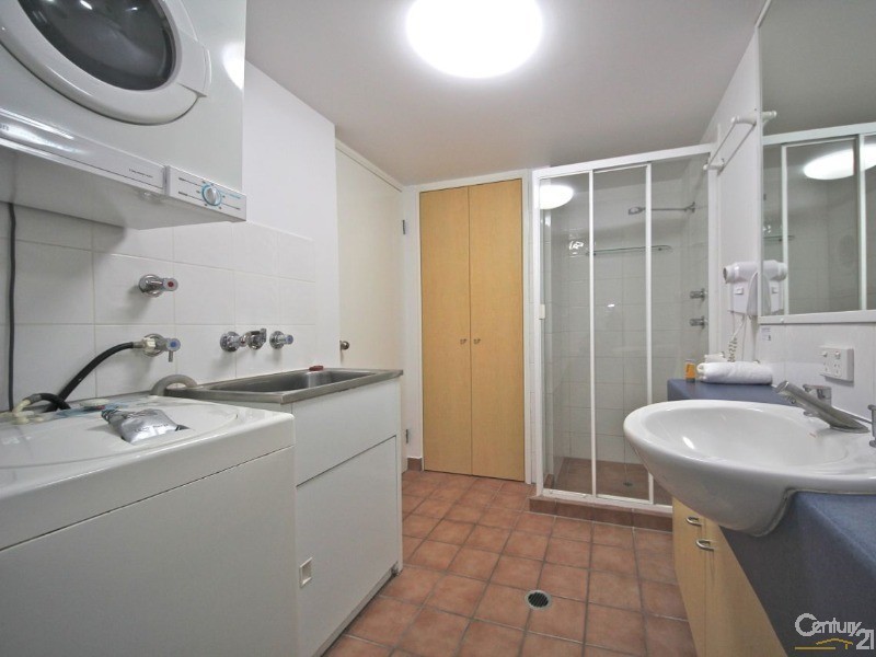 20 Anne Avenue, Broadbeach QLD 4218