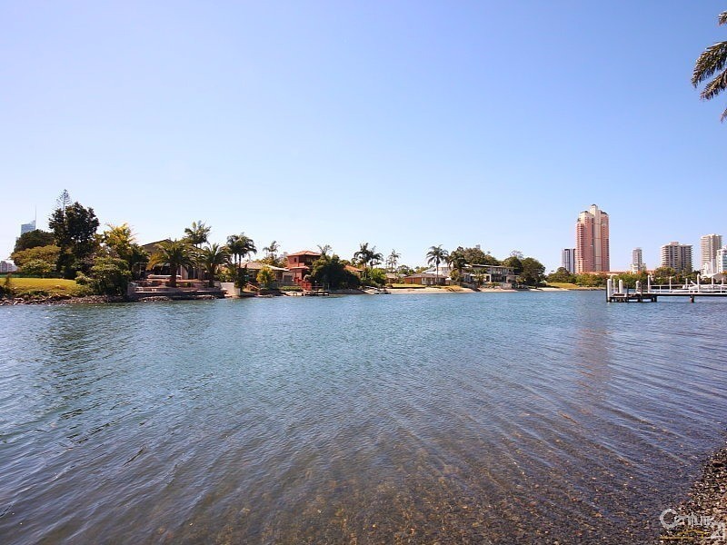 8/9 Eady Avenue, Broadbeach Waters QLD 4218