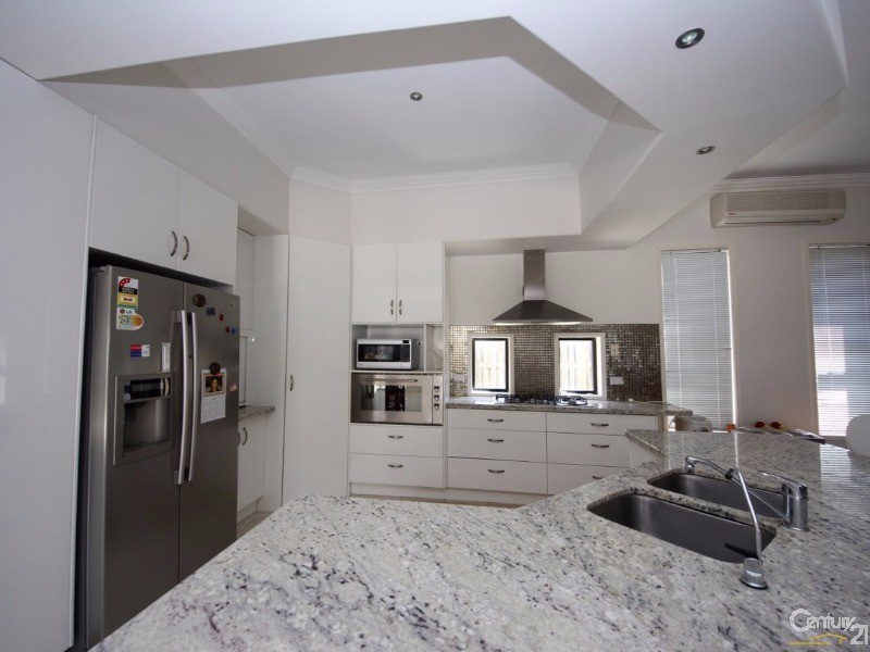 18 mapleton, Varsity Lakes QLD 4227