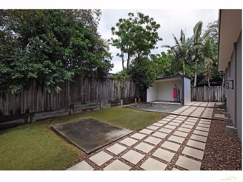 20b Raymond Avenue, Bundall QLD 4217