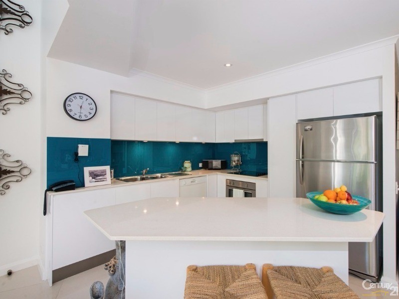 165/10 Alexandra Avenue, Broadbeach QLD 4218