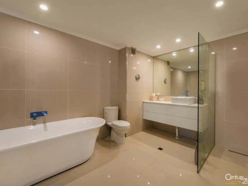 165/10 Alexandra Avenue, Broadbeach QLD 4218