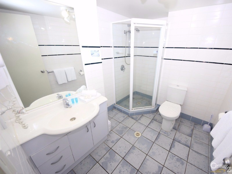 13 Anne Avenue, Broadbeach QLD 4218