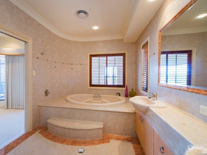 23 Istana View, Clear Island Waters QLD 4226