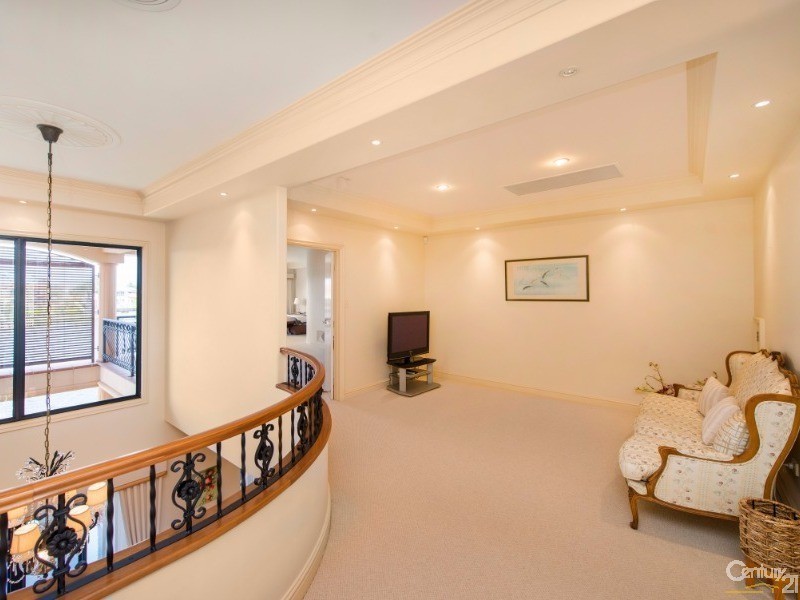 23 Istana View, Clear Island Waters QLD 4226