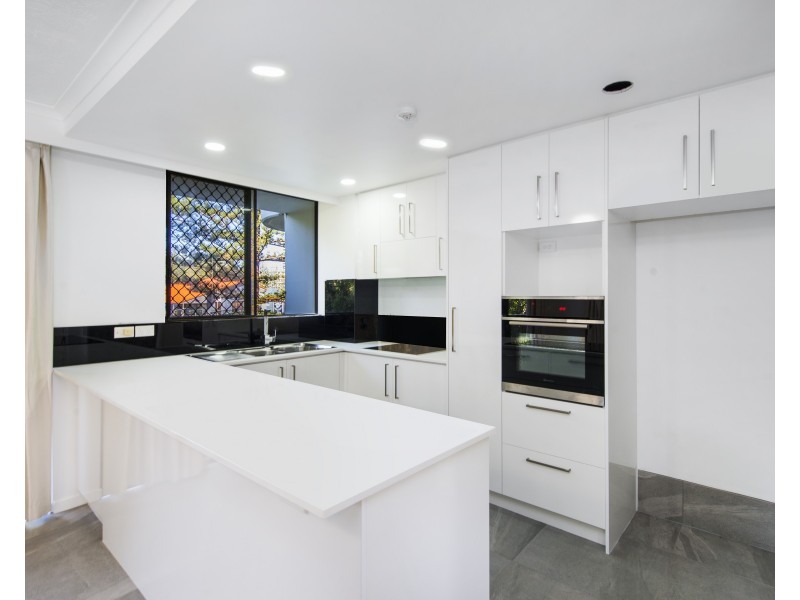 5/22 Armrick Avenue, Broadbeach QLD 4218