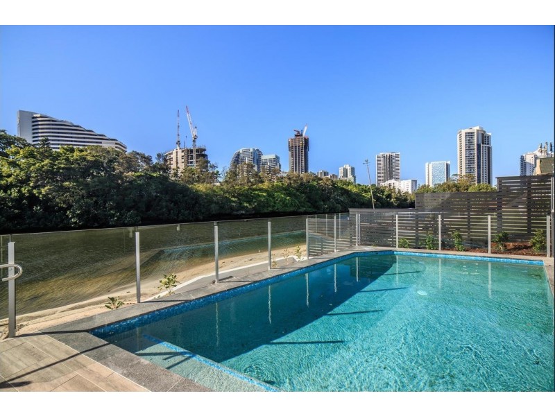 9 Hooker Blvd, Broadbeach Waters QLD 4218