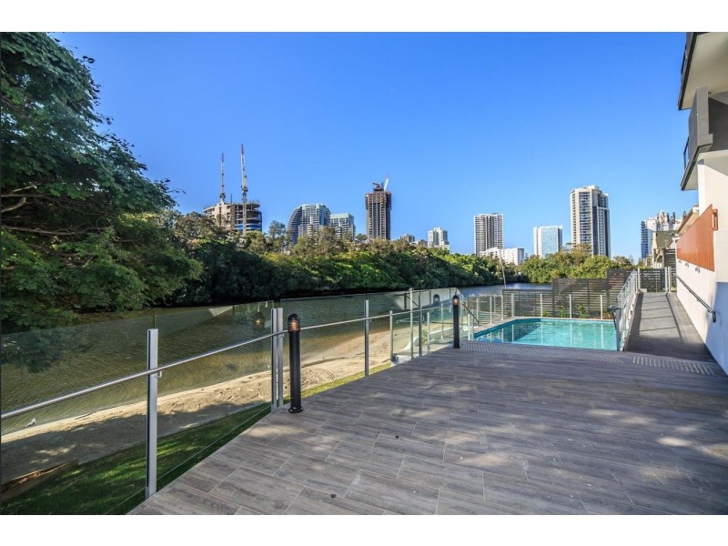 9 Hooker Blvd, Broadbeach Waters QLD 4218