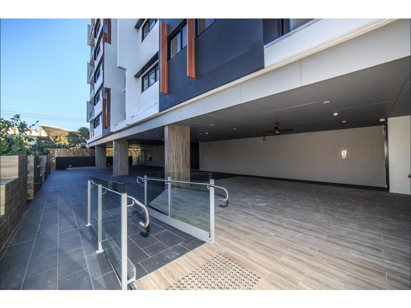 9 Hooker Blvd, Broadbeach Waters QLD 4218