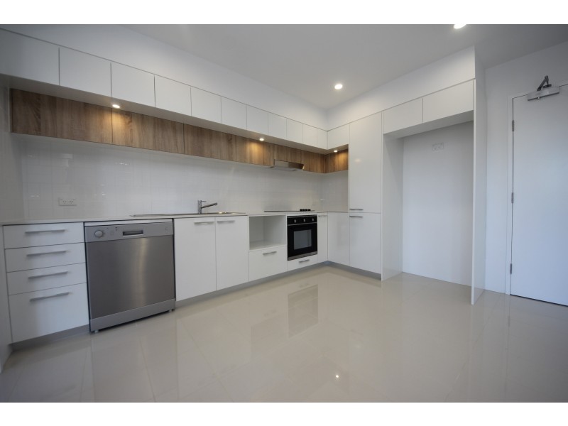 9 Hooker Blvd, Broadbeach Waters QLD 4218