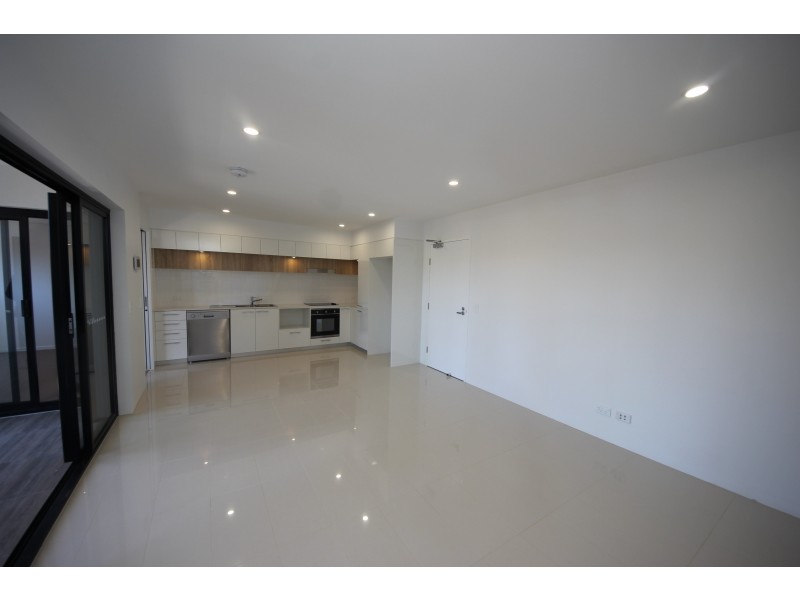 9 Hooker Blvd, Broadbeach Waters QLD 4218