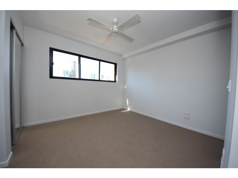 9 Hooker Blvd, Broadbeach Waters QLD 4218