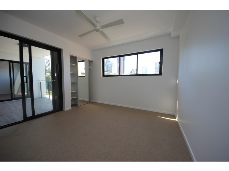 9 Hooker Blvd, Broadbeach Waters QLD 4218