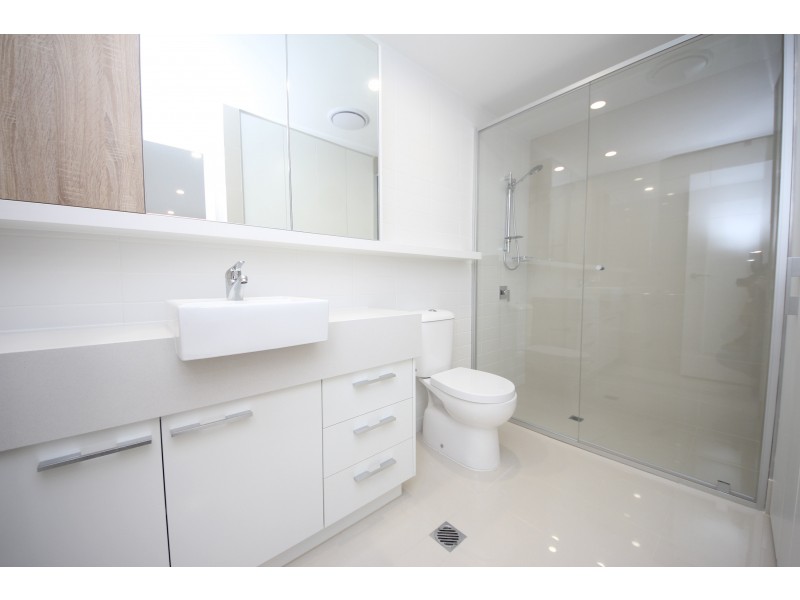 9 Hooker Blvd, Broadbeach Waters QLD 4218