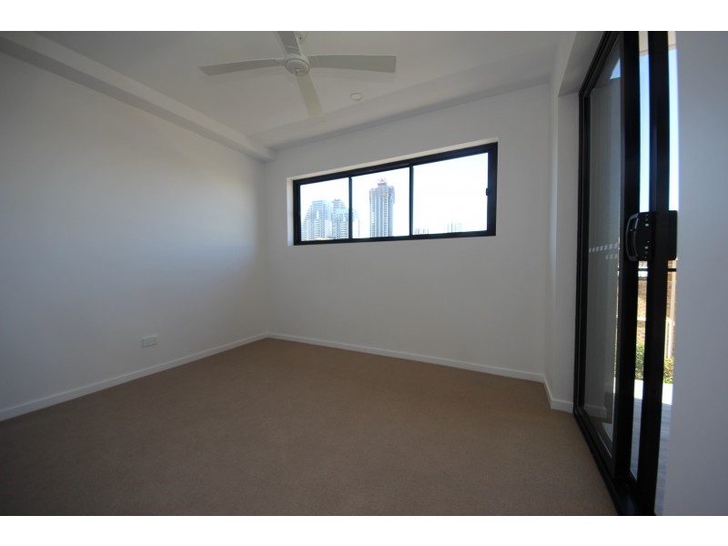 9 Hooker Blvd, Broadbeach Waters QLD 4218