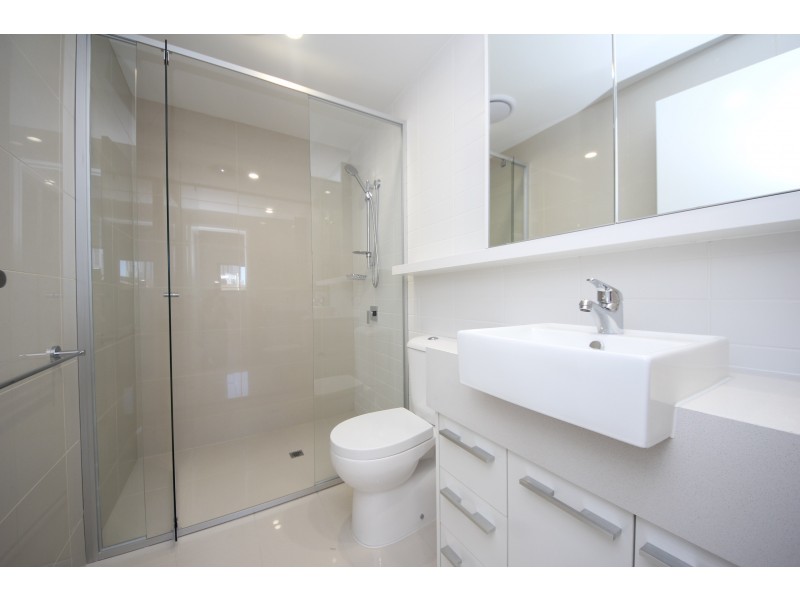 9 Hooker Blvd, Broadbeach Waters QLD 4218