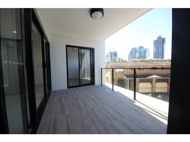 9 Hooker Blvd, Broadbeach Waters QLD 4218