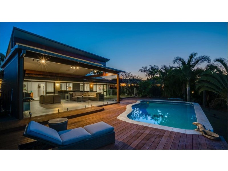 95 T E Peters Drive, Broadbeach Waters QLD 4218