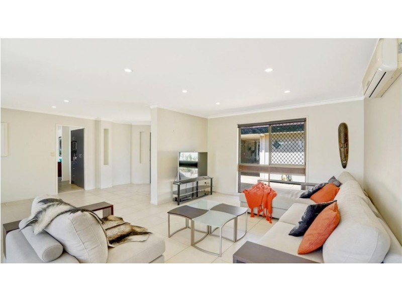 95 T E Peters Drive, Broadbeach Waters QLD 4218