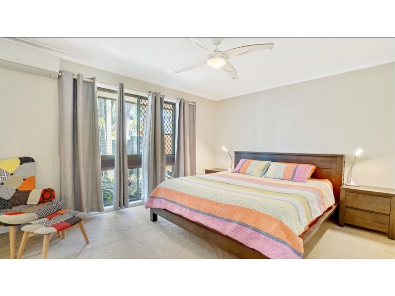 95 T E Peters Drive, Broadbeach Waters QLD 4218