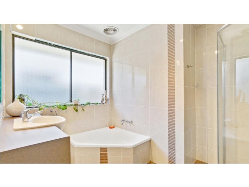 95 T E Peters Drive, Broadbeach Waters QLD 4218