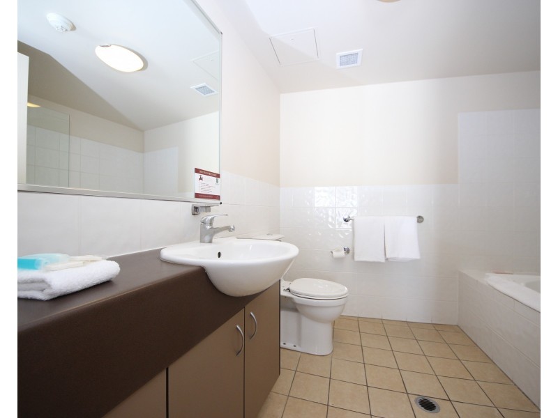 10/42 Surf Parade, Broadbeach QLD 4218