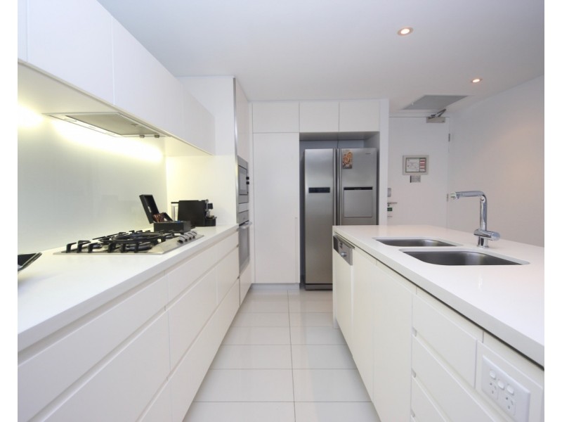 21 Elizabeth Avenue, Broadbeach QLD 4218