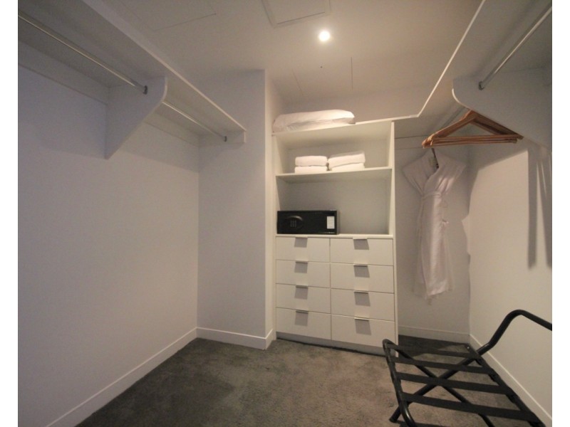 21 Elizabeth Avenue, Broadbeach QLD 4218