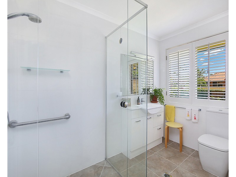 37 Beaconsfield Drive, Burleigh Waters QLD 4220