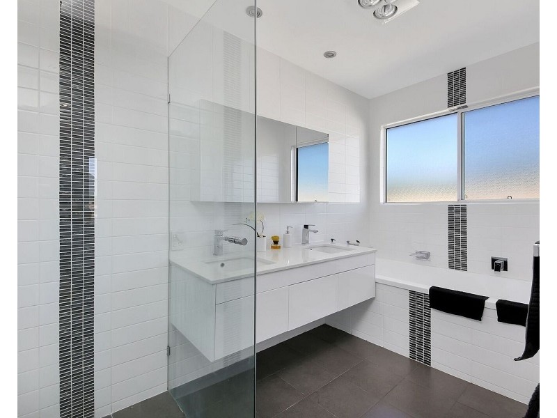 22 Villa Court, Broadbeach Waters QLD 4218