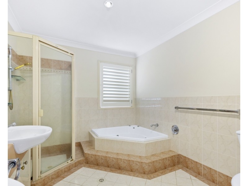 5 Sternway Place, Clear Island Waters QLD 4226