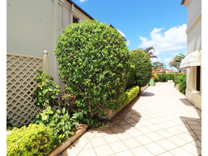 5 Sternway Place, Clear Island Waters QLD 4226