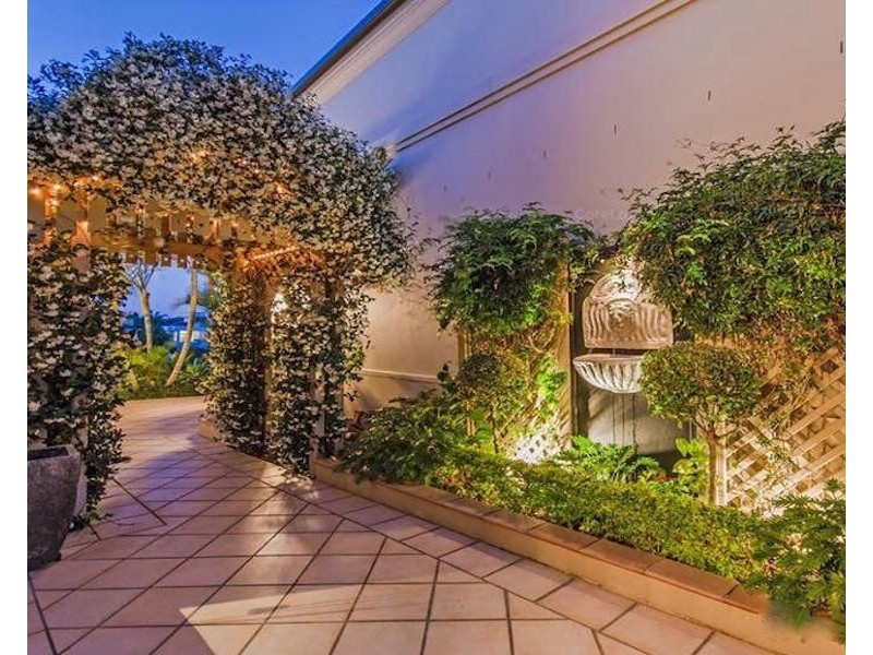 5 Sternway Place, Clear Island Waters QLD 4226