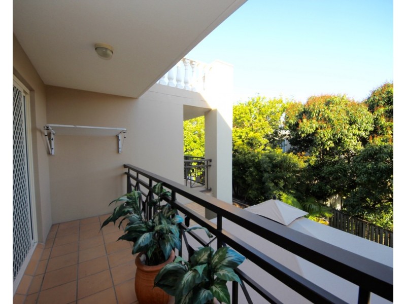 32-34 First avenue, Broadbeach QLD 4218