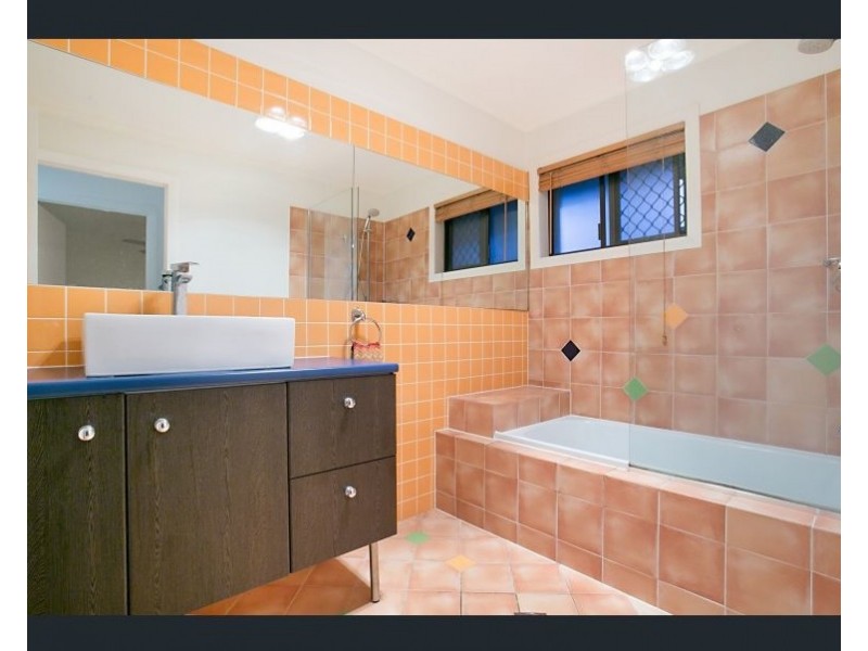 107 Bamboo Ave, Benowa QLD 4217