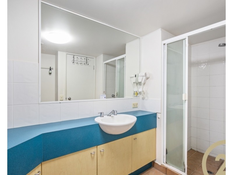 18/11 Philip Avenue, Broadbeach QLD 4218