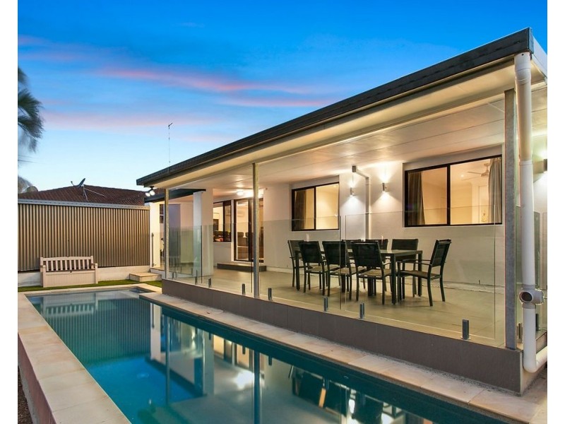 1 Pensacola Court, Broadbeach Waters QLD 4218