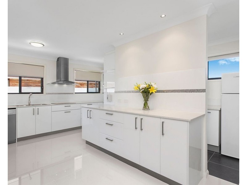 1 Pensacola Court, Broadbeach Waters QLD 4218