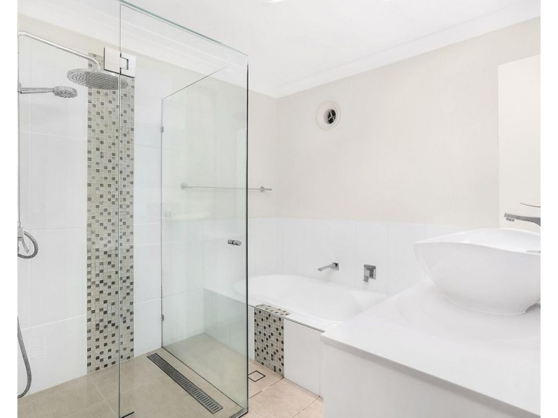 1 Pensacola Court, Broadbeach Waters QLD 4218