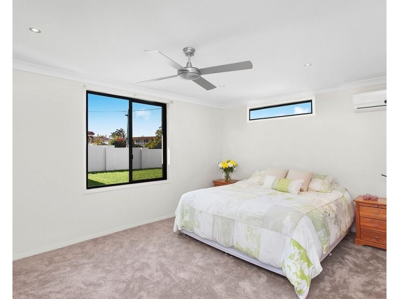 1 Pensacola Court, Broadbeach Waters QLD 4218