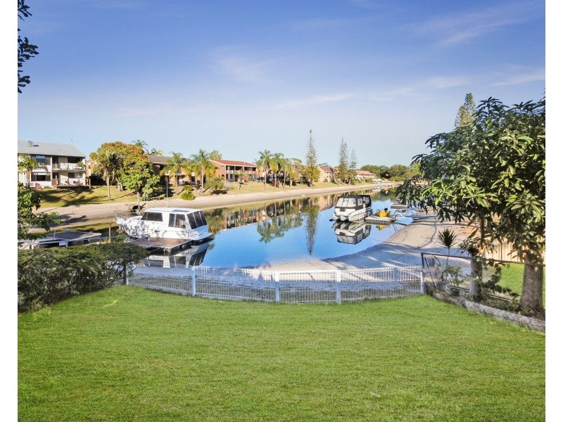 10 Helm Court, Mermaid Waters QLD 4218
