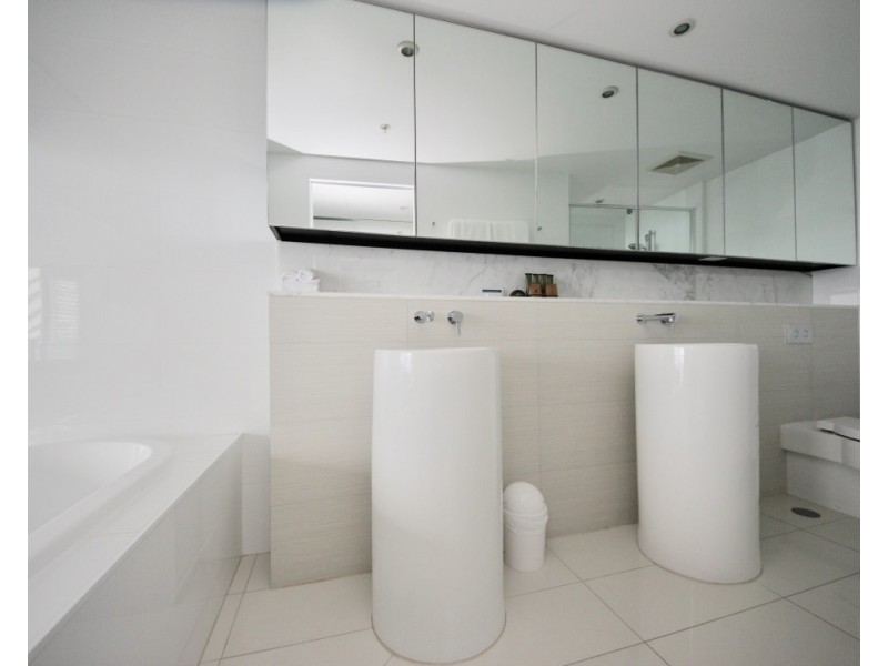 2404/1 Oracle Boulevard, Broadbeach QLD 4218