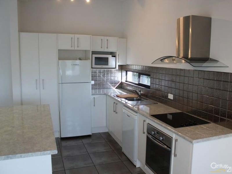 30 Holland Court, Broadbeach Waters QLD 4218