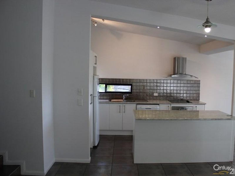 30 Holland Court, Broadbeach Waters QLD 4218