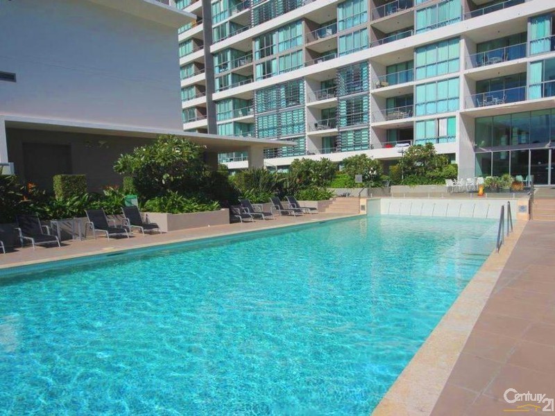 33 T E Peters Drive, Broadbeach Waters QLD 4218