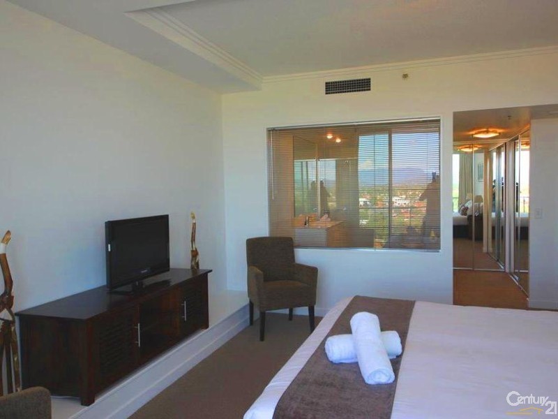 33 T E Peters Drive, Broadbeach Waters QLD 4218